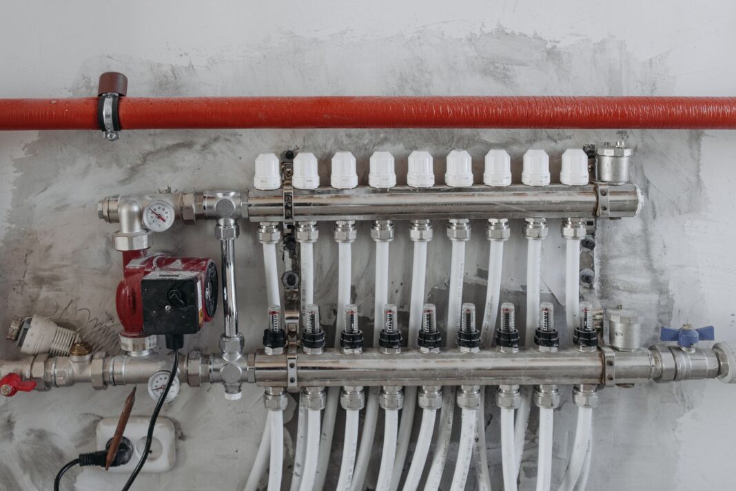 Zawór mieszający z manometrami na rozdzielaczu instalacji grzewczej Zawór mieszający z manometrami na rozdzielaczu instalacji grzewczej